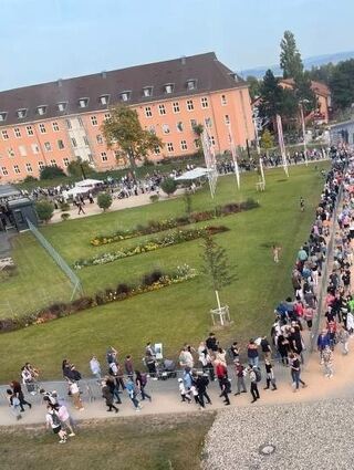 Warten im Zickzackkurs vor der Seilbahn auf Spinelli am Sonntag.