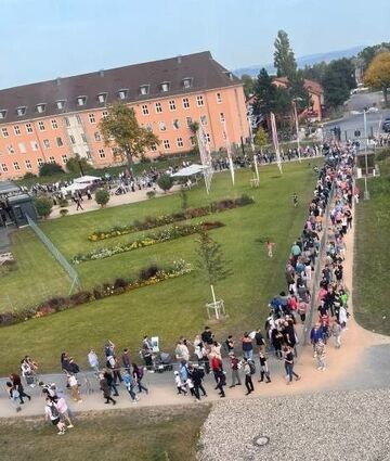 Warten im Zickzackkurs vor der Seilbahn auf Spinelli am Sonntag.