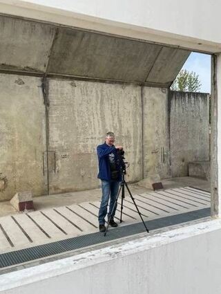Hobby-Fotograf Markus Uhrig mit seiner Kamera in der Panzerwaschanlage.