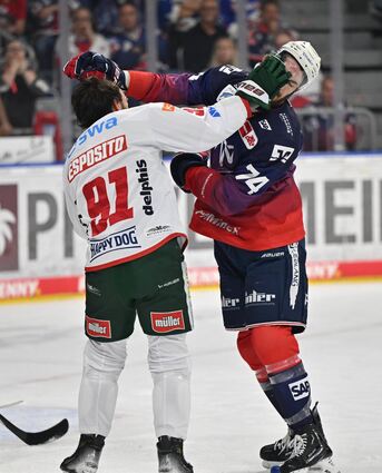 Augsburg (links Luke Esposito) verlangte den Adlern mit Ryan MacInnis alles ab.