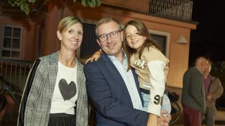 Karsten Krug freut sich mit Ehefrau Sabrina und Tochter Luisa über das eindeutige Ergebnis der Bürgermeisterwahl.