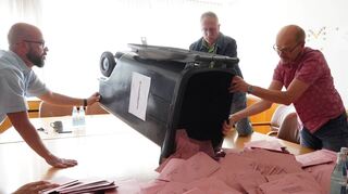 Schon am Nachmittag wurden in Viernheim die Briefwahlunterlagen sortiert und für die Auszählung vorbereitet.
