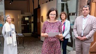 Kunsthistorikerin Susanne Zeunert führt in die Ausstellung von Tom Feritsch (l.) und AINO (2.v.l.) ein, rechts Bürgermeister Christoph Oeldorf.