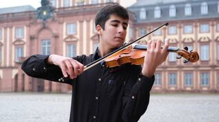 Das musikalische Wunderkind Ali Insan aus Mannheim erobert derzeit vor allem türkische Bühnen.