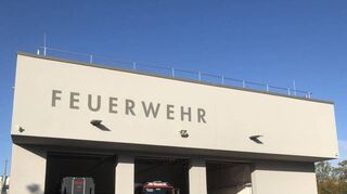 Das ist das moderne neue Feuerwehrgerätehaus in Speyer-Nord. Es dient auch dem schnellen Einsatz auf der B 9 und der Autobahn.