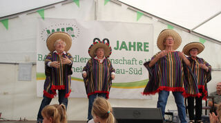Einer der Höhepunkte im Programm des zweitägigen Siedlerfestes Rheinau-Süd: die musikalische Weltreise des AWO-Balletts – mit Sombrero.