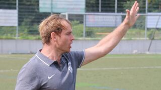 Trainer Boris Busalt fiebert beim 6:1-Sieg seines Teams gegen SC United Weinheim von der Seitenlinie aus mit.