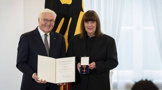 Bundespräsident Frank-Walter Steinmeier verleiht Andrea Schulz den Verdienstorden im Schloss Bellevue.