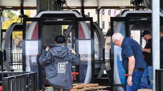 Bollerwagen voller Material werden umweltfreundlich per Seilbahn zwischen den Geländen transportiert.