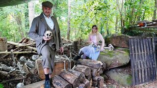 Christopher und Lilly in der Kulisse des Sägewerks. Noch sind die beiden nicht für ihre Auftritte am Abend geschminkt.