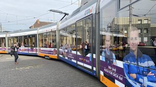 „Wir sind auch für dich da“: Damit wirbt Straßenbahn der Linie 5 ab sofort für mehr Respekt gegenüber denjenigen, die täglich für uns im Einsatz sind.