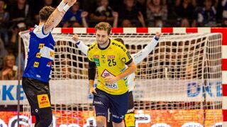 Der Eisenacher Justin Kurch (links) jubelt, Olle Forsell Schefvert hat gerade einen weiteren Strafwurf vergeben.