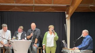 Gabi und Gregor Winkler (r.) überraschen die Mainzer Gäste Johannes Bersch (v. l.), Thomas Becker und Martin Krawietz mit einem alten Bürstädter Lied.
