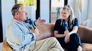 Sänger Sasha im Gespräch mit Music Made in Germany Moderatorin Miriam Audrey Hannah.