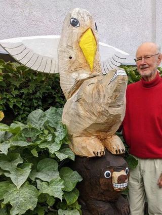 Der Totempfahl in Ladenburg begeistert Waldemar Zimmer.