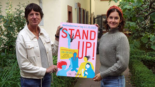 Barbara Stanger (l.) und Mariella Klein präsentieren das Plakat zum „Stand up!“-Projekt am 11. Oktober.