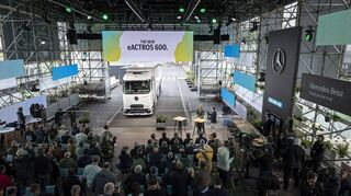 Szene aus der Weltpremieren-Feier für den eActros 600 südlich von Hamburg. Am Tisch in der Mitte steht Karin Rådström, Chefin von Mercedes-Benz Trucks.