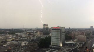 Unwetter über Ludwigshafen: Zumindest in finanzieller Hinsicht trifft das die aktuelle Lage in der Stadt ganz gut.