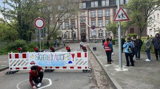 Im April testete die Rheinaugrundschule die autofreie Schulstraße – mit Erfolg.