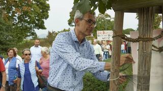 Michael Held bindet einen Trauerflor an einen Stamm, der weichen soll.