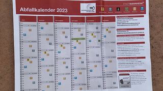 Einer der Letzten seiner Art: Schriftliche Abfallkalender wie dieser aus Feudenheim werden künftig nicht mehr an alle Haushalte verteilt.