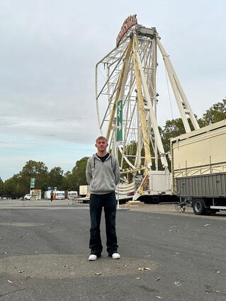 Erinnerungsfoto drei Tage danach: Tim Bügenburg vor dem Riesenrad, das da gerade abgebaut wird.