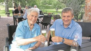 Patientin Rita und „ihr“ Seelsorger Matthias Becker bei ihrem fröhlichen Wiedersehen in Elsenfeld.