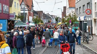 Die Feudenheimer Kerwe – hier hier ein Blick in die Hauptstraße – gilt als größtes Straßenfest in einem Vorort.