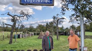 Helmut Stroh (l.) und Jürgen Schnepf am Eingang zur Vogelweide: Auch hier spüre man die Auswirkungen des Klimawandels sehr deutlich, berichten sie im Gespräch mit dem „Mannheimer Morgen“.