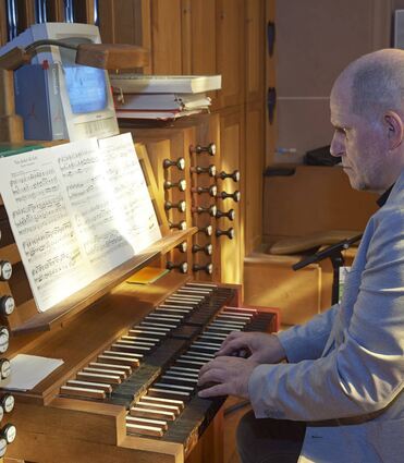 Organist Stefan Spreitzenbarth an der Orgel.