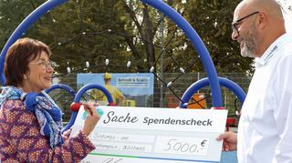 Bürgermeisterin Bärbel Schader freut sich sehr über den Scheck von Francesco Scalzo vom Bauunternehmen Schmitt und Scalzo.