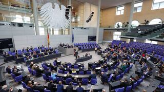 Blick in die 100. Sitzung des Deutschen Bundestages am 27. April im Plenarsaal des Reichstagsgebäuudes.