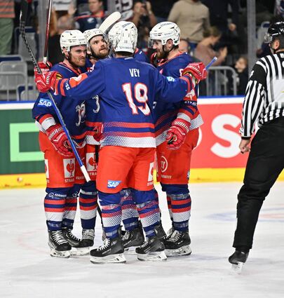In der K.o.-Runde: Die Adler feiern das Tor zum 3:2 gegen Rouen durch Tyler Gaudet.