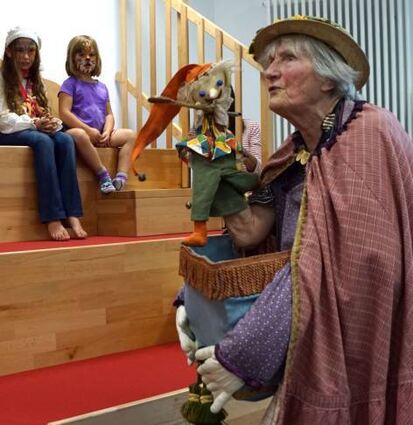 Eleonore Seitz ließ für die Kinder die Puppen tanzen.
