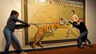 In der Mitmach-Ausstellung „Rom lebt!“ der Reiss-Engelhorn-Museen: Sarata und Damian von der 6b des Ludwig-Frank-Gymnasiums bändigen einen Tiger.
