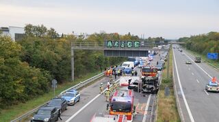 Zwei Menschen sind am Donnerstagmorgen bei einem Unfall auf der A5 bei Heidelberg ums Leben gekommen.
