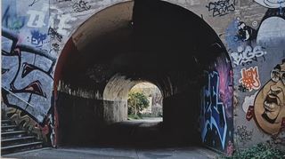 „Unort“ mit Graffitis: Fußgängertunnel (Ausschnitt).