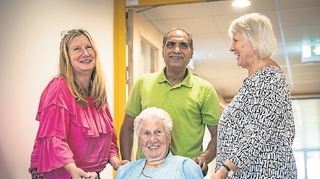 <p>Rita Becker mit Tochter Karin Becker-Borgsmüller (in Pink),<br>Faiz Ahmad und Tochter Christa Schwarzkopf.</p>