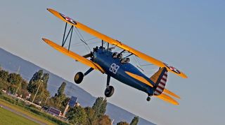 Einer der Schätze des Vereins Flugwerk: Die Boeing Stearman hebt über dem Flugplatz in Neuostheim ab.