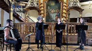 Bewegendes Konzert in der Speyerer Dreifaltigkeitskirche: Die drei Kantorinnen Sveta Kundish, Aviv Weinberg und Shulamit Lubowska werden am Akkordeon von Patrick Farrell begleitet.