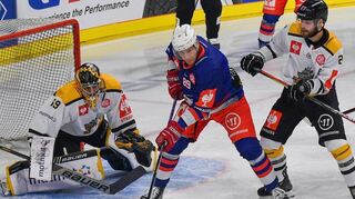 In der gefährlichen Zone: Adler-Stürmer David Wolf (M.) steht gegen die Rouen Dragons dort, wo ein Torjäger stehen muss, um erfolgreich zu sein.