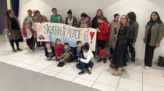 Die Rheinauer vor dem Ratssaal im Foyer des Stadthauses N 1. Ganz links: Stadträtin Regina Jutz (Grüne), 4. v.l. Elternbeiratsvorsitzende Alice van Scoter.