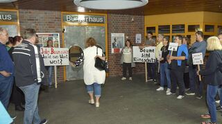 Mit Sprechgesängen begleiten Demonstranten die Sitzung der Stadtverordnetenversammlung im Bürgerhaus Bürstadt.