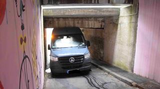 Der Lieferwagen hat sich in der Unterführung verkeilt. Erst nach zwei Tagen konnte der Mercedes geborgen werden.