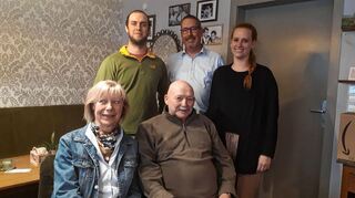 Gelungener Generationswechsel: Die Freien Wähler Marc Hartmann (stehend v. l.), Roman Lamprecht und Kerstin Mayer mit den verdienten bisherigen Organisatoren Christel und Volker Paul.