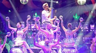 Mannheim. Radio Regenbogen Harald Wohlfahrt Palazzo. Impressionen aus der Jubiläumsshow (25 Jahre) in der Saison 2023/2024. Bilder zur Premiere.

Im Bild: Rüdiger Skoczowsky singt und tanzt mit dem Palazzo Tanzensemble.