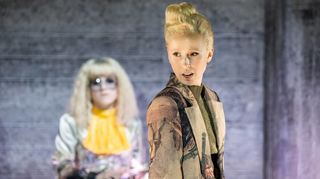 Gefangen in moralischen Konflikten: Der Revolutionär Danton (Antonia Labs) und die tragische Figur Lucile (Esra Schreier) im Hintergrund.