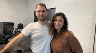 Jens Schneider und Cristina Klee im Studio von Radio Regenbogen.