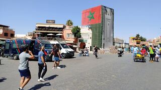Das Foto zeigt den Djemaa-el-Fna-Platz nach dem Erdbeben. Vom einst stattlichen Turm der Moschee ist nur noch das verhüllte Gerüst übrig.