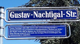 In Mannheim ist die Umbenennung von vier Straßen bereits beschlossen. Bis die neuen Namen kommen, sind die Straßenschilder mit Zusätzen versehen.